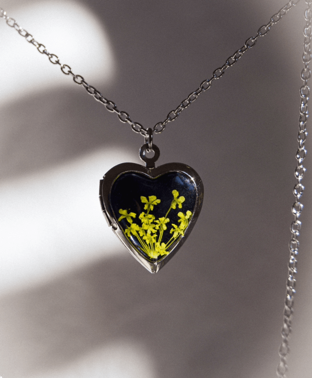 Locket flor amarela