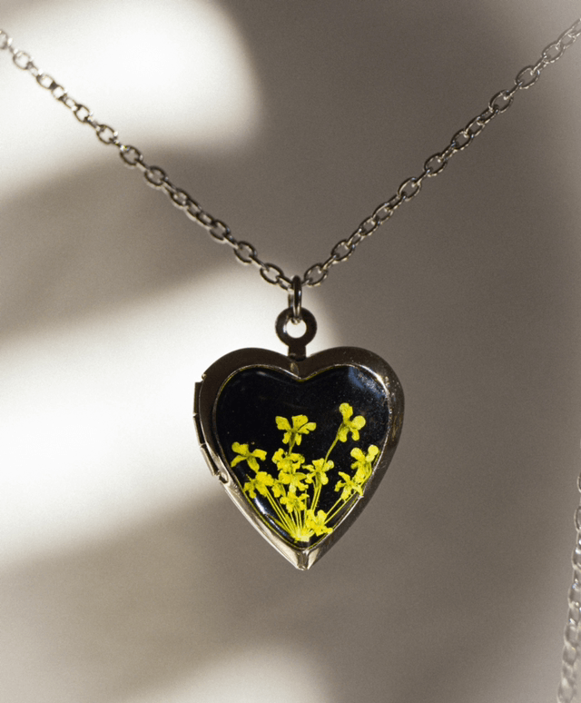 Locket flor amarela