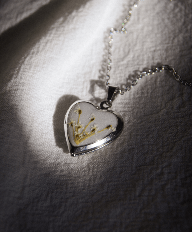 Locket flor branca 