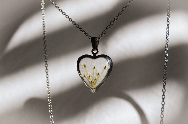 Locket flor branca 