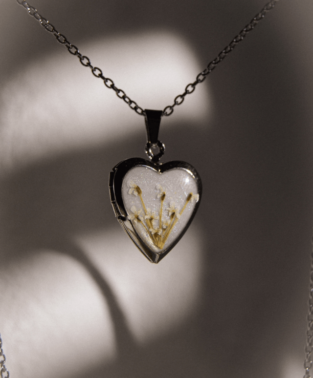 Locket flor branca 
