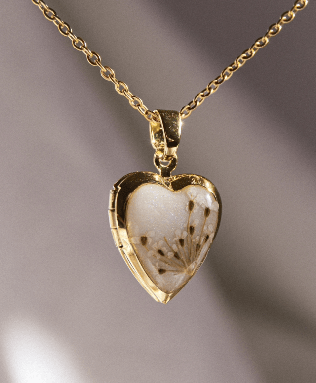 Locket Durado - flor branca 