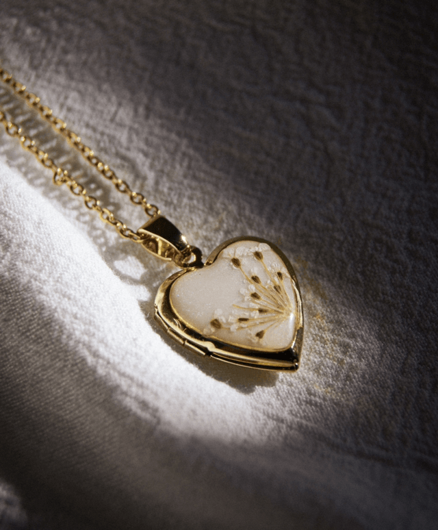 Locket Durado - flor branca 