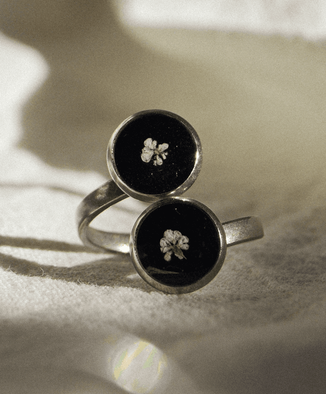 Anel ajustável 2 flores brancas