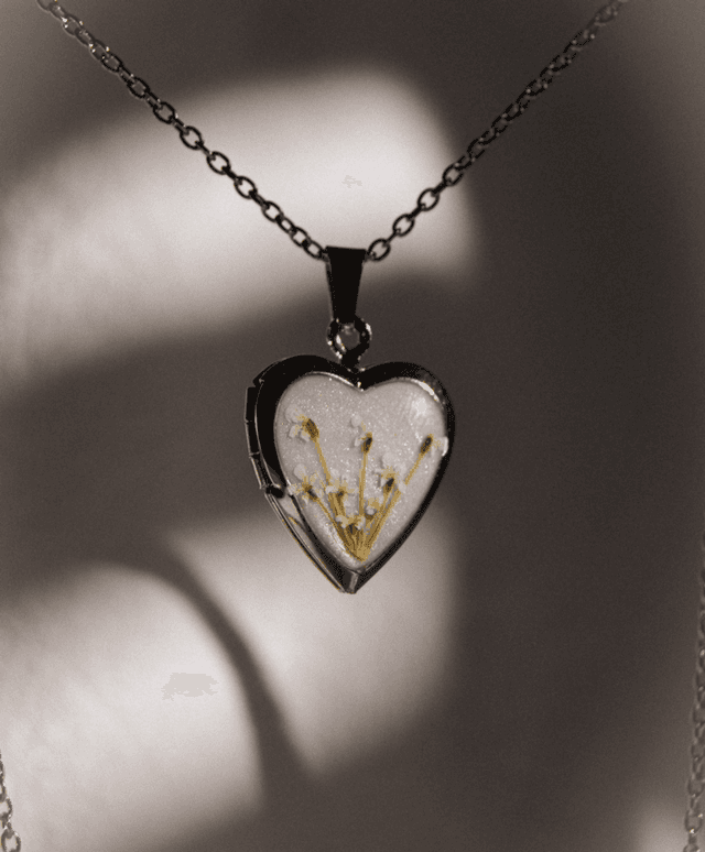 Locket flor branca 