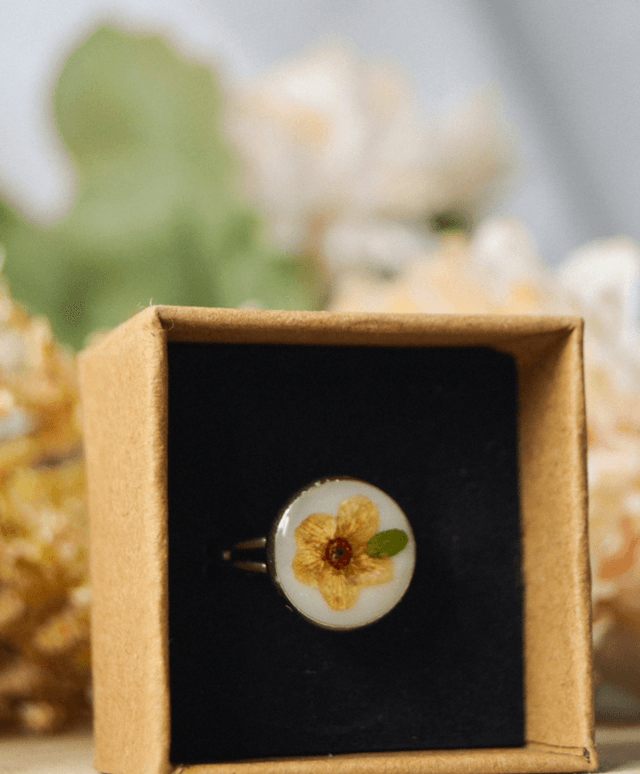 Silver ring with flower